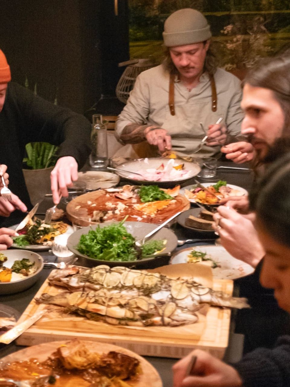 Menschen essen gemeinsam am Tisch