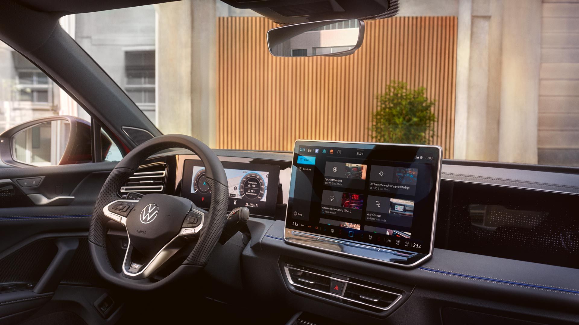 Blick auf das Lenkrad, Digital Cockpit und Infotainment im VW Tiguan