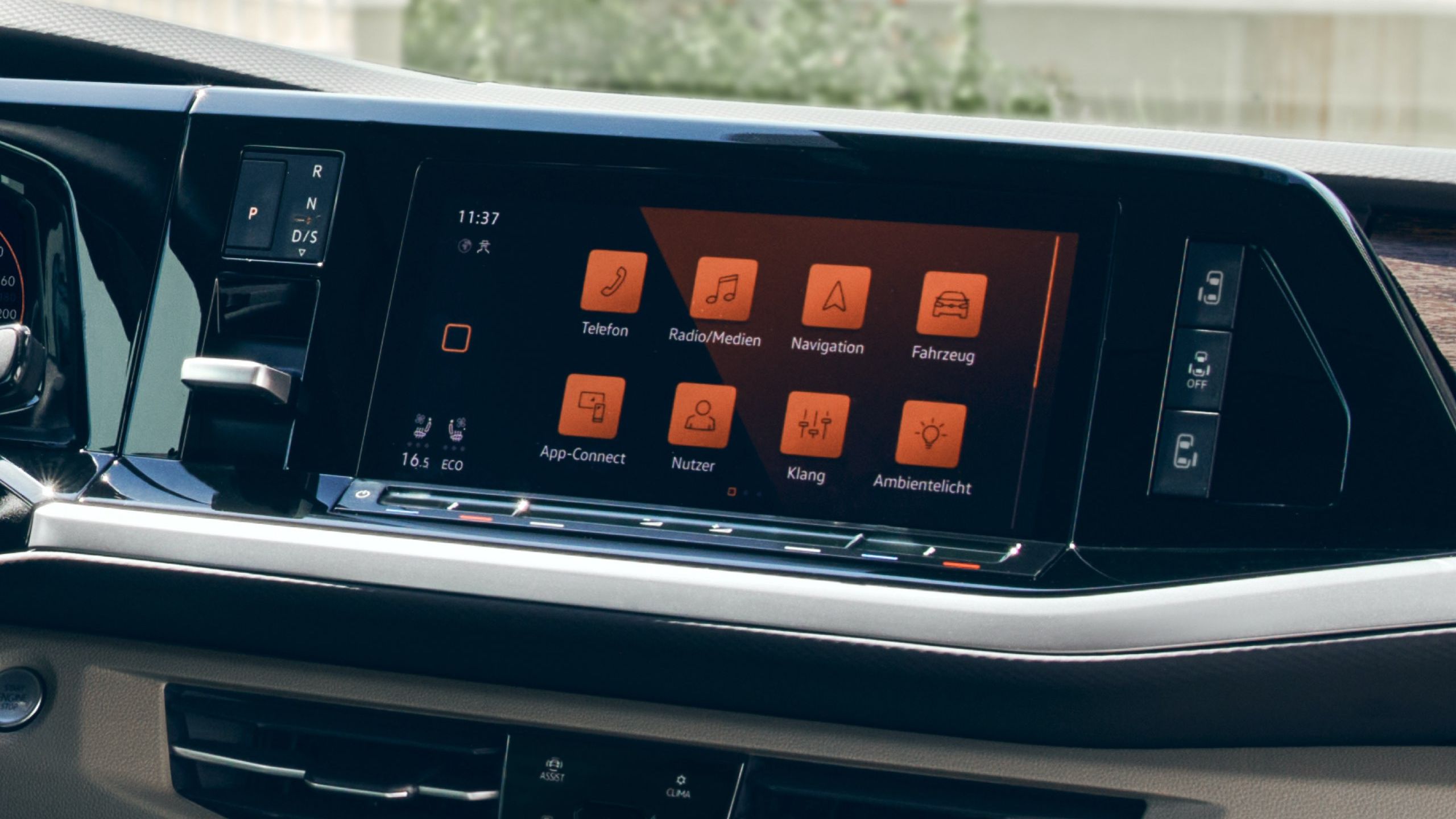 Das Radio und Navigationssystem im neuen VW Multivan T7 2021.