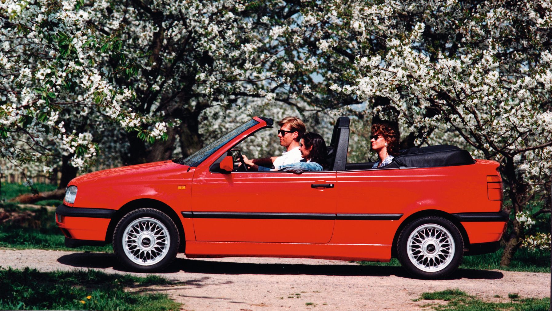 Ein rotes VW Golf 3 Cabriolet von der Seite