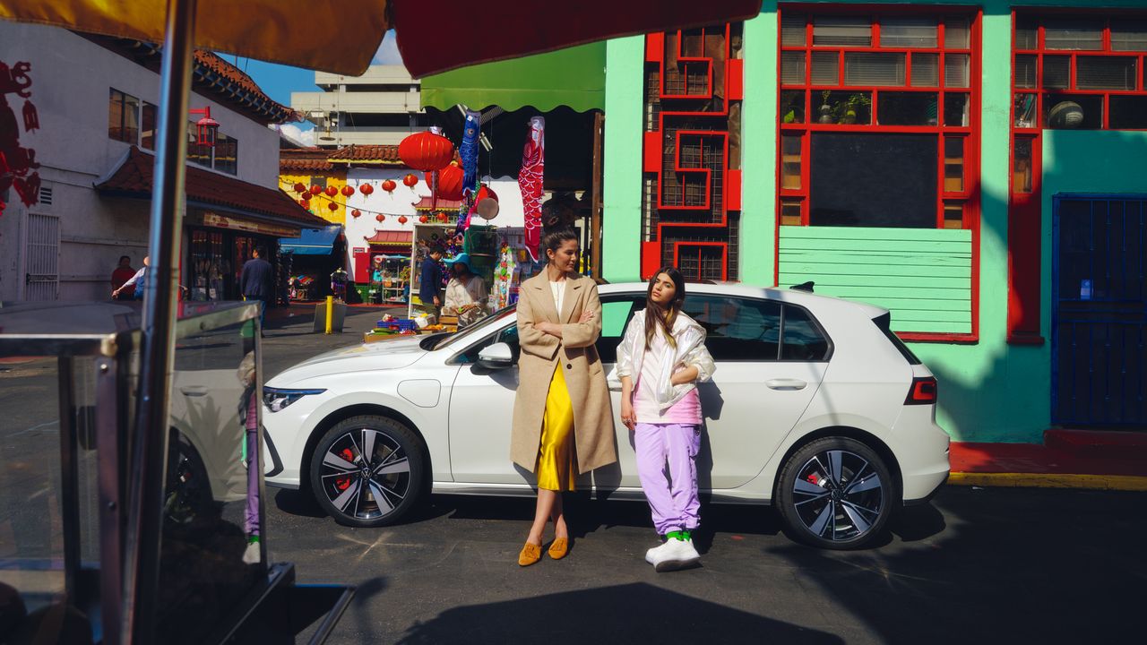 Zwei Frauen stehen vor VW Golf GTE