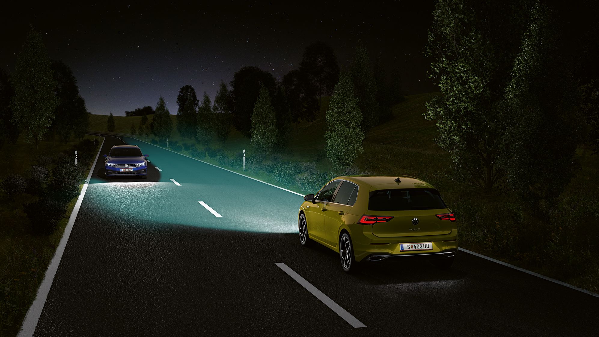 Gelber VW Golf mit LED Matrix Scheinwerfer fährt auf Landstraße in der Nacht
