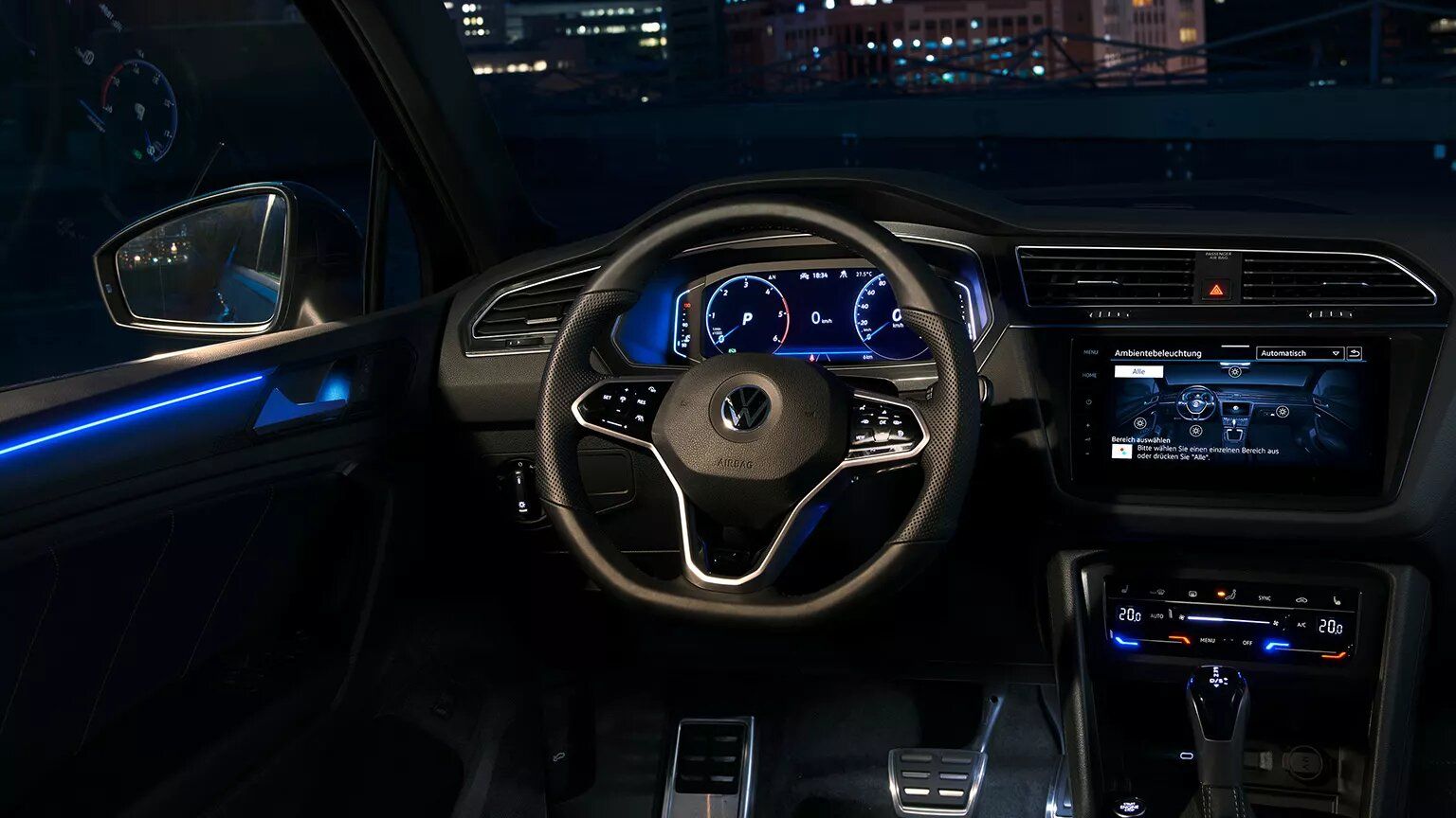 Beleuchtetes Interieur bei Nacht im VW Tiguan