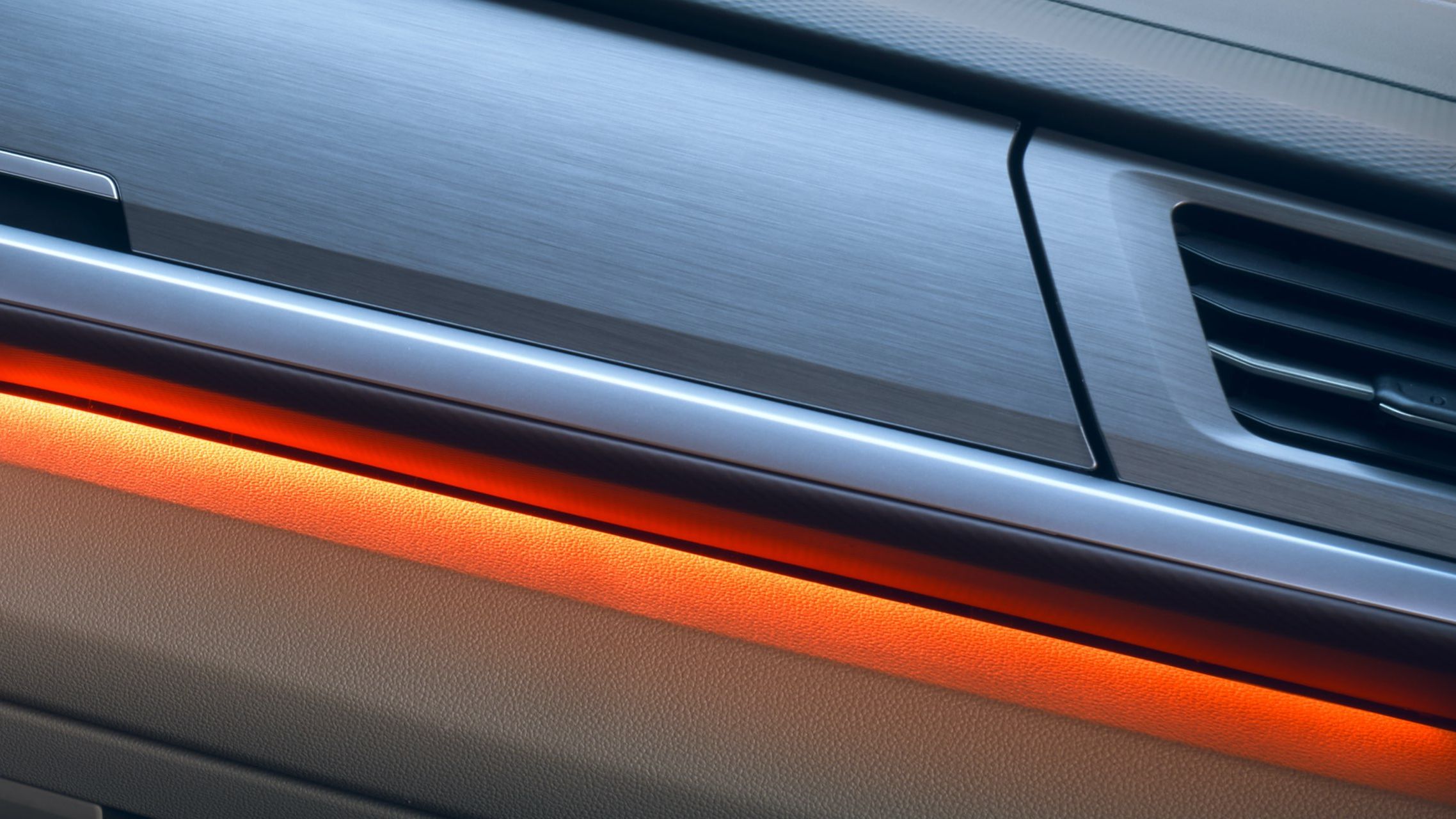 Das Interieur vom neuen Multivan T7 Volkswagen mit Ambiente Light in Orange