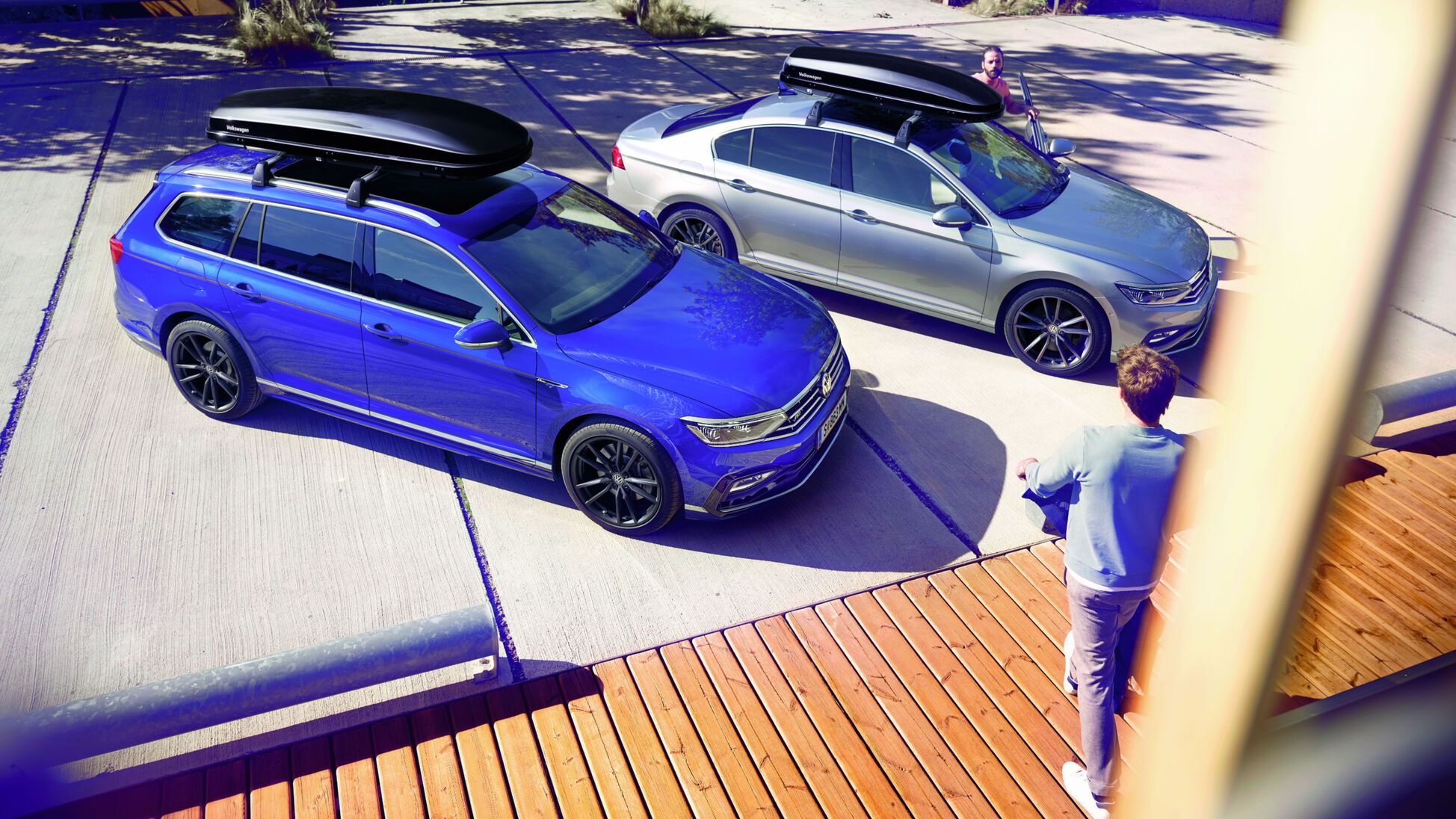 Zwei Volkswagen mit Dachboxen parken nebeneinander