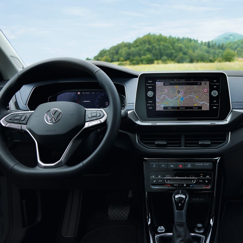 Detailansicht des Cockpits und Navigationssystem eines VW T-Cross