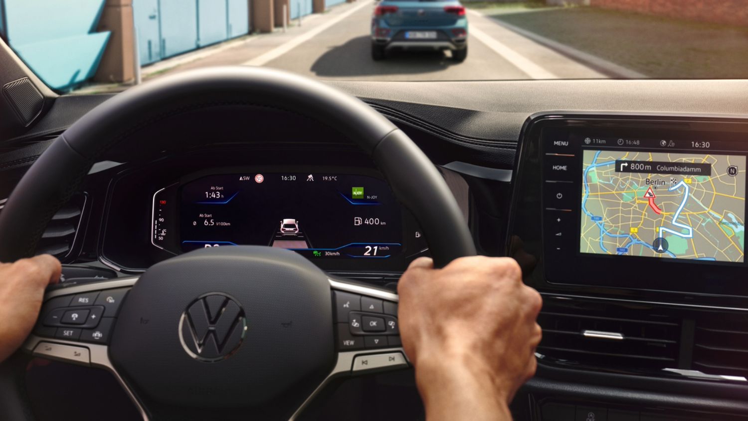 Detailansicht des Digital Cockpits und des Navigationssystems im VW T-Roc Cabriolet