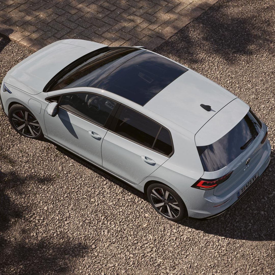 Ein blaugrauer VW Golf GTE mit Panoramadach aus der Vogelperspektive, von oben