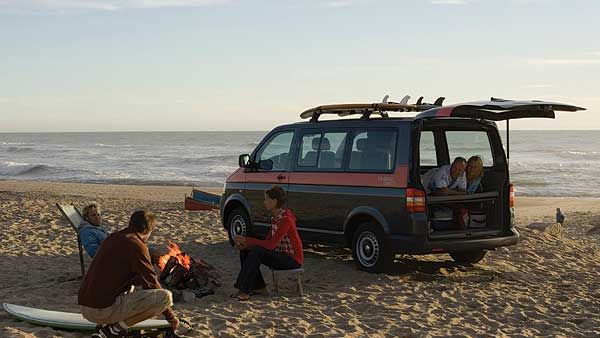VW Multivan Beach parkt am Strand