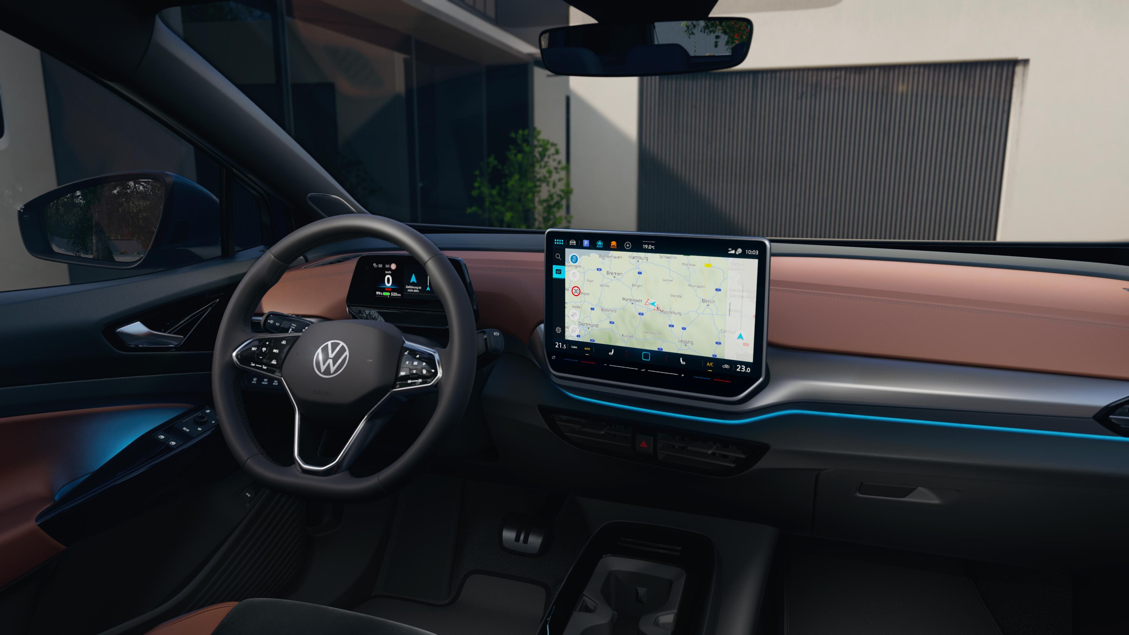 Detailaufnahme des Infotainment-Displays im VW ID.4. Das Display zeigt eine Navigationskarte.