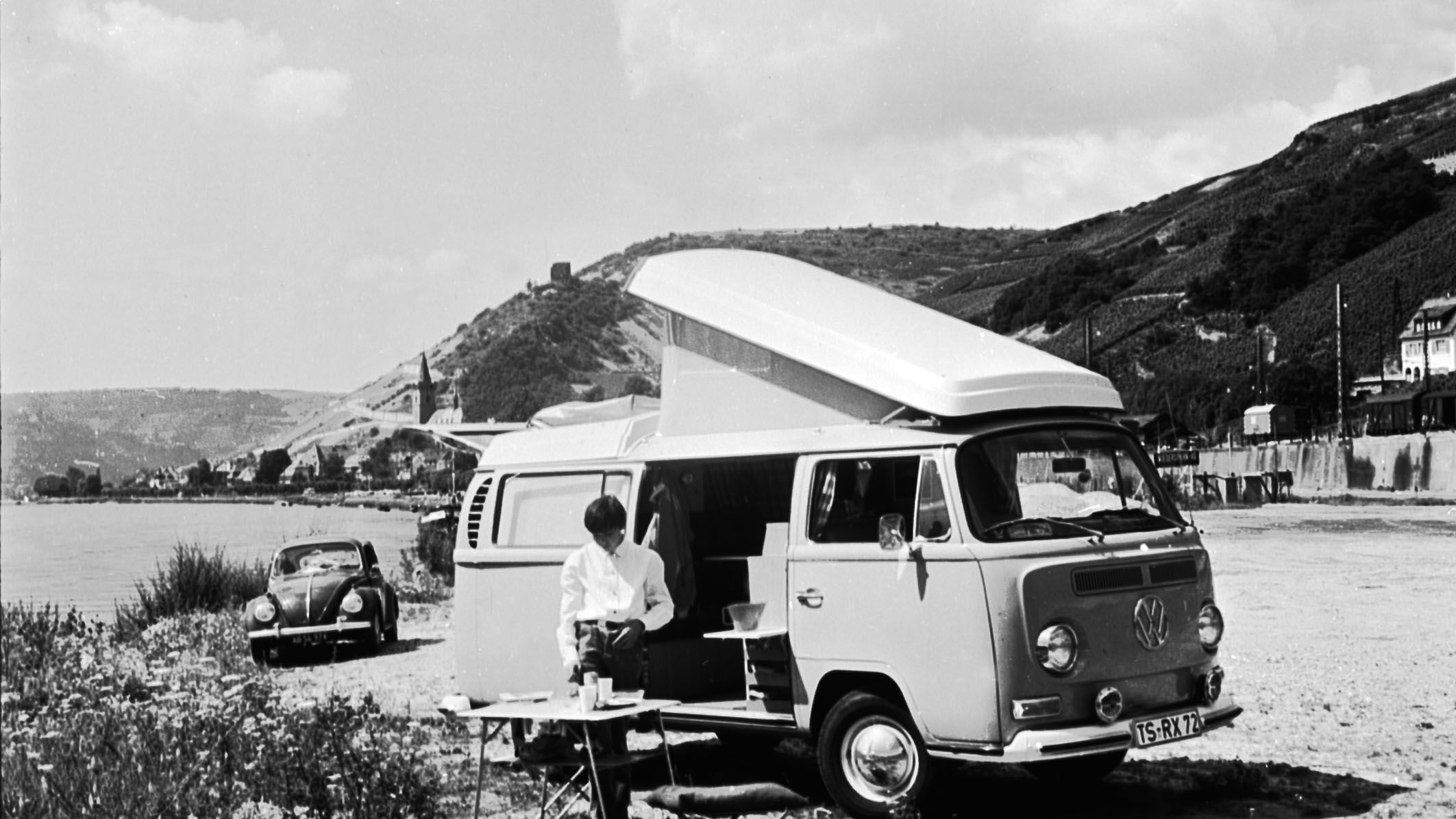Ein altes schwarz-weiß Bild des VW T2 Campingbus aus dem Jahr 1969