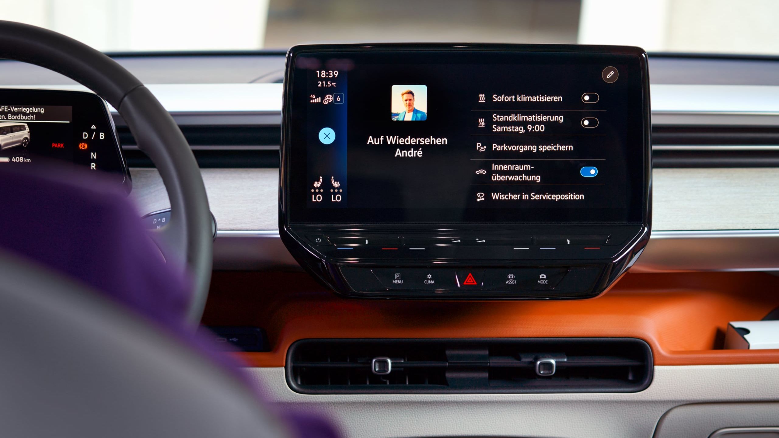 Digital Cockpit des VW ID. Buzz mit Sprachsteuerung und Interieurakzente in orange