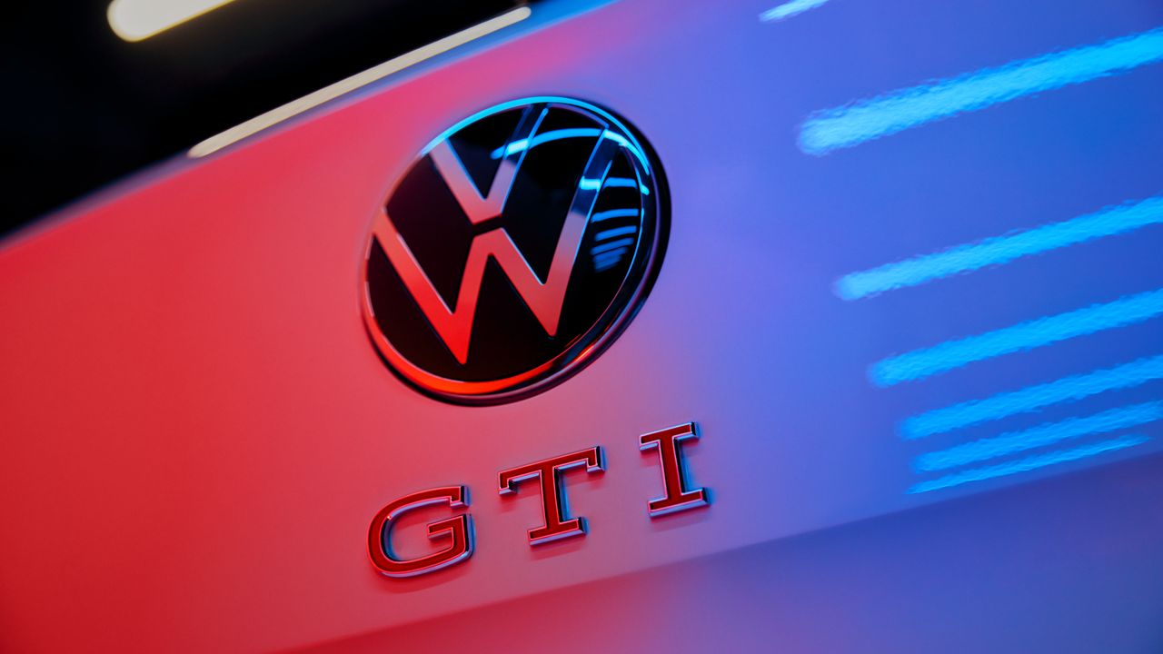 Detailansicht des VW-Logos und des GTI-Schriftzugs vom VW Polo GTI