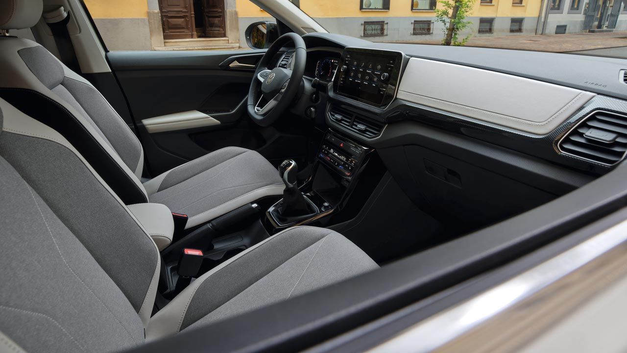 Einsicht ins Cockpit des VW T-Cross durch das Beifahrerfenster