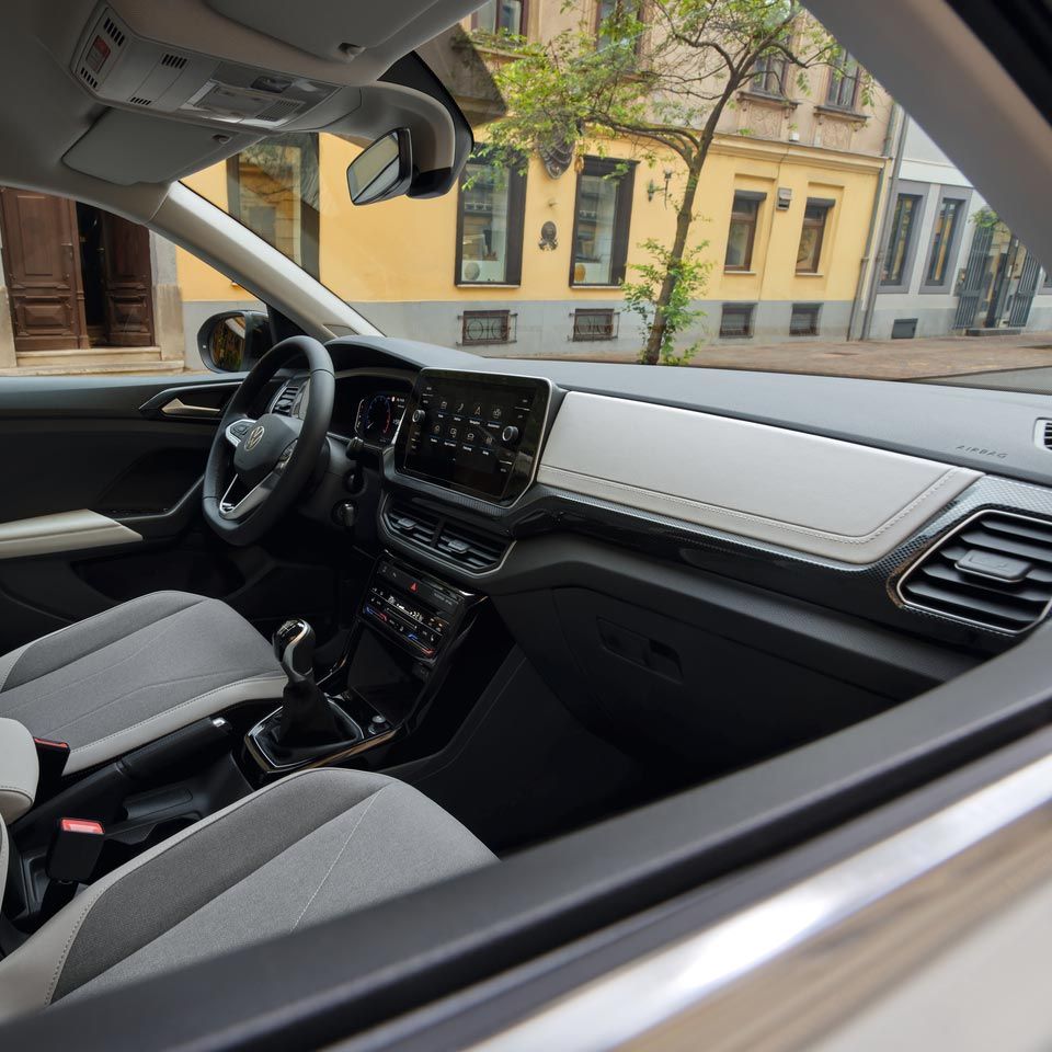 Einsicht ins Cockpit des VW T-Cross durch das Beifahrerfenster