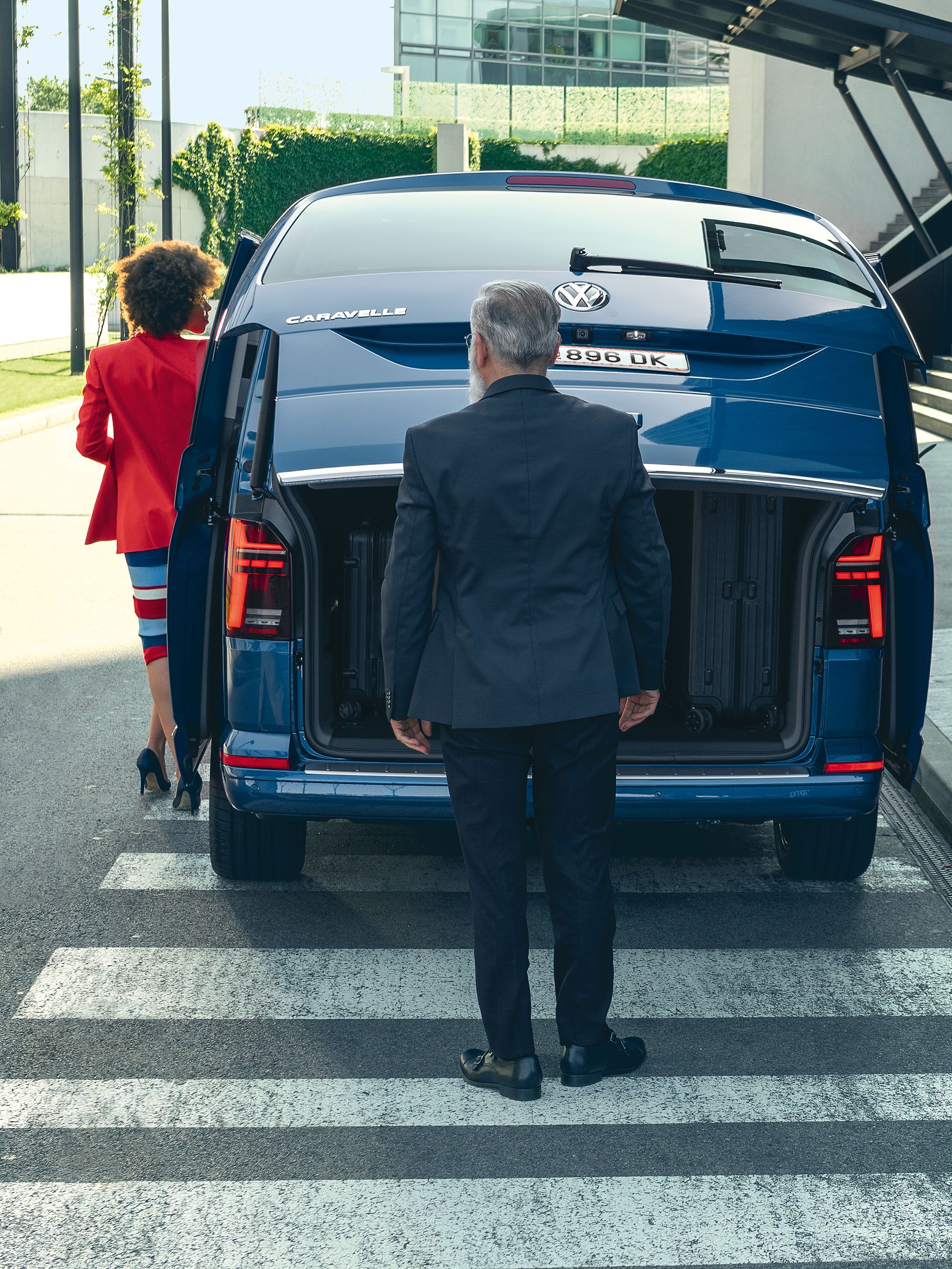 VW Caravelle in Blau in der Heckansicht