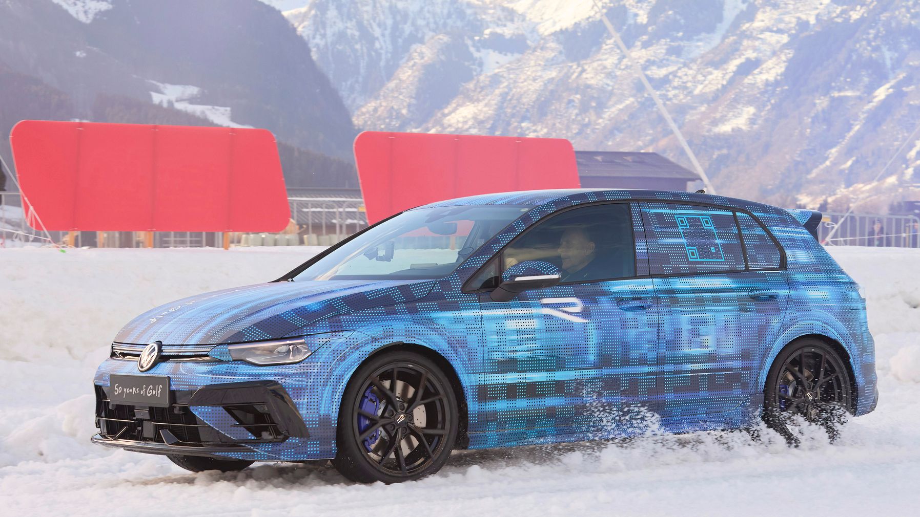 Das Facelift des VW Golf 8 R als Erlkönig beim Ice Race in Zell am See in Action
