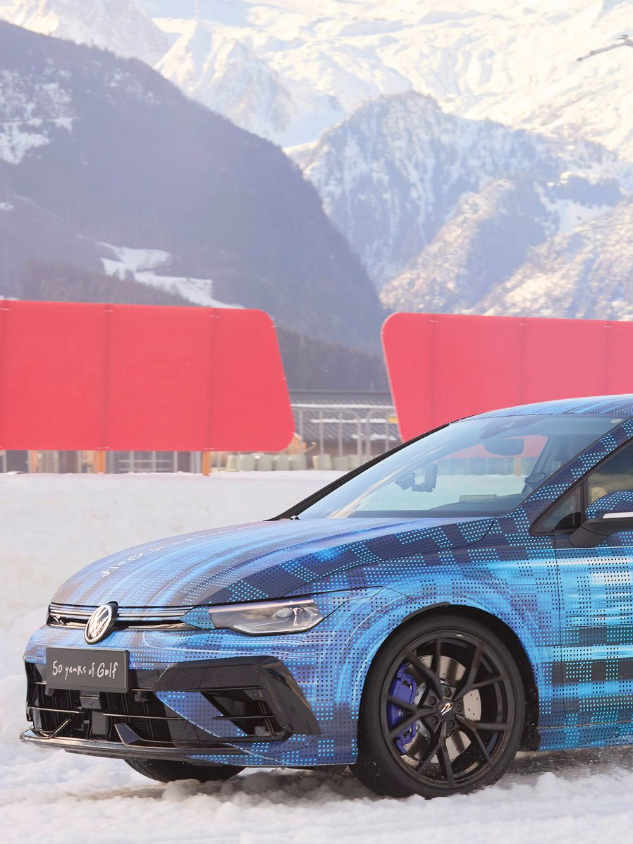 Das Facelift des VW Golf 8 R als Erlkönig beim Ice Race in Zell am See in Action