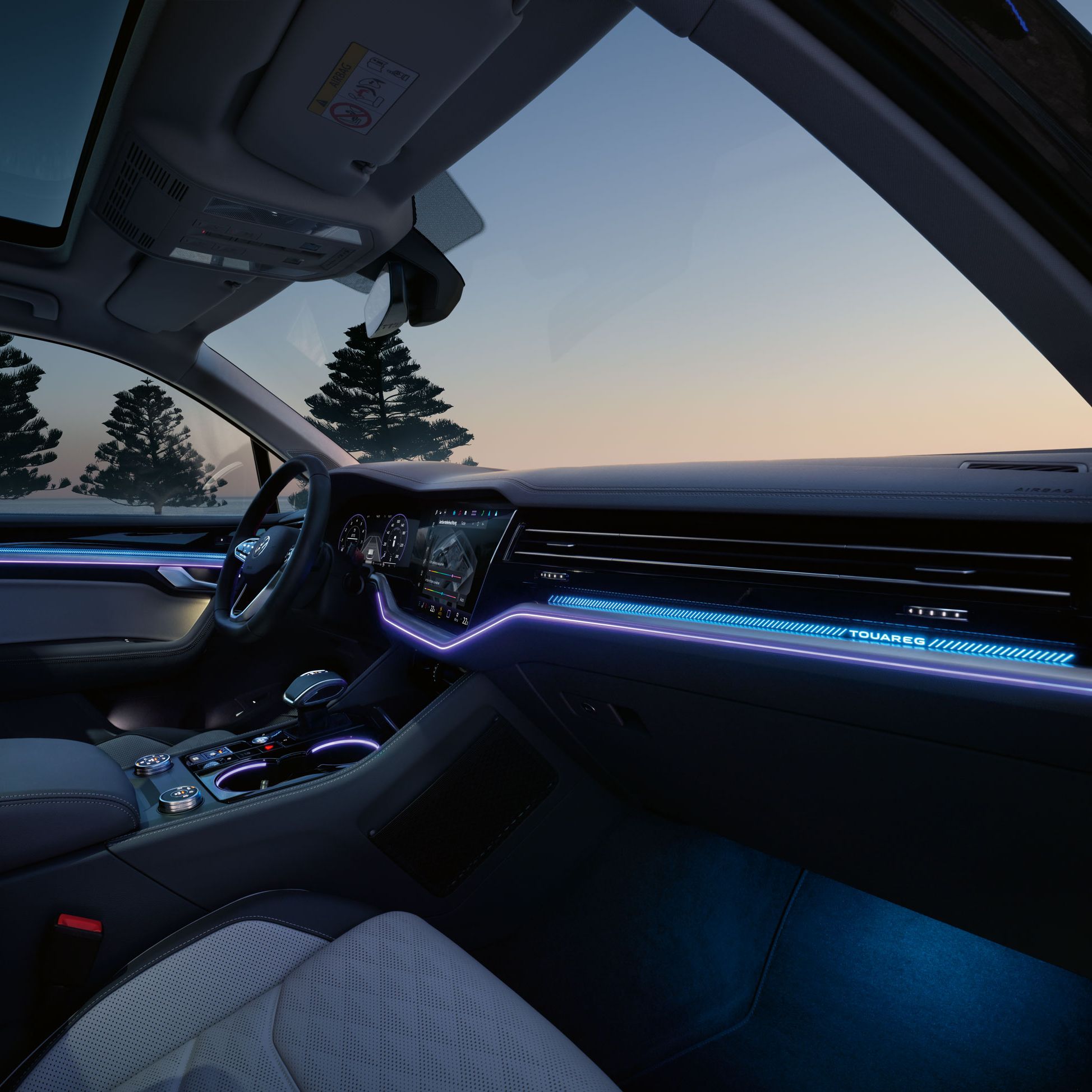 Ansicht der Ambientebeleuchtung mit durchleuchteten Dekoren im VW Touareg Elegance.