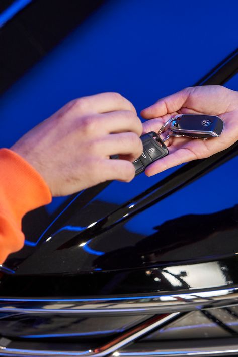Volkswagen Autoschlüssel werden an eine Kundin übergeben