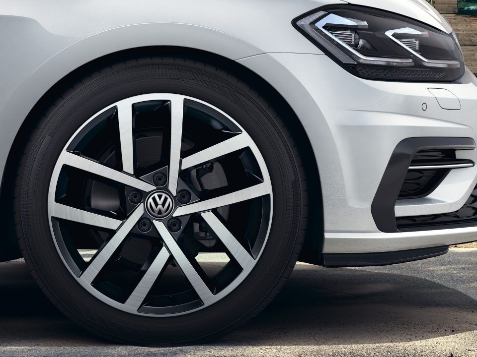 VW Golf Variant Vorgängermodell silber Exterieur Detail Felgen und Reifen