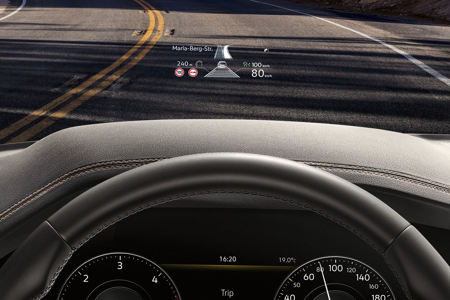 VW Touareg Head-up Display Navigation wird in Windschutzscheibe abgebildet