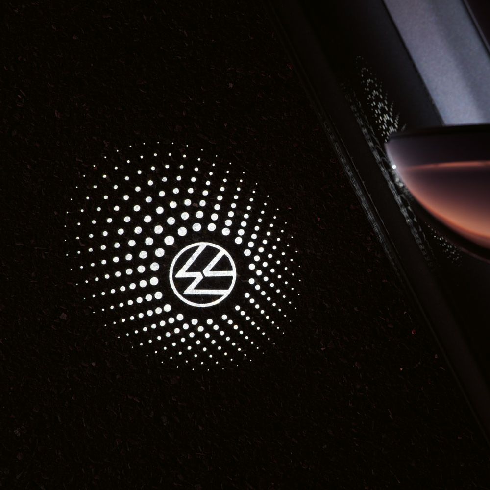 Die Umfeldbeleuchtung projiziert beim Öffnen der Türen des VW Touareg das Markenlogo auf den Boden. 