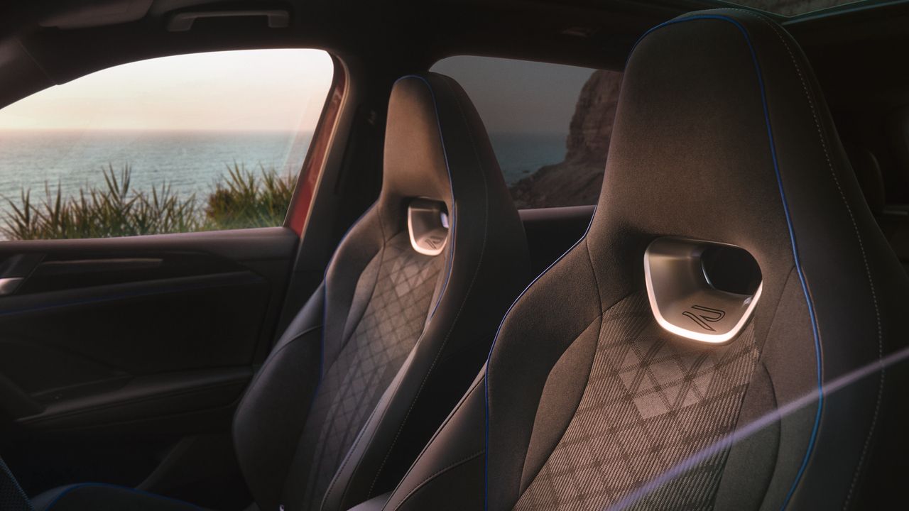 Innenansicht des VW Tiguans mit Blick auf die optionalen Sport Sitze der R-Line