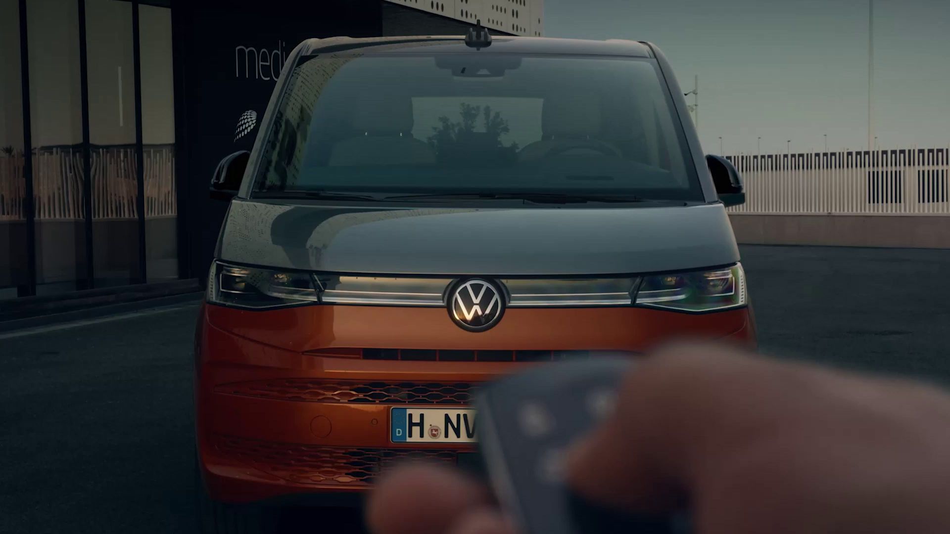 Der Funkschlüssel zeigt auf den neuen VW Multivan T7 2021.