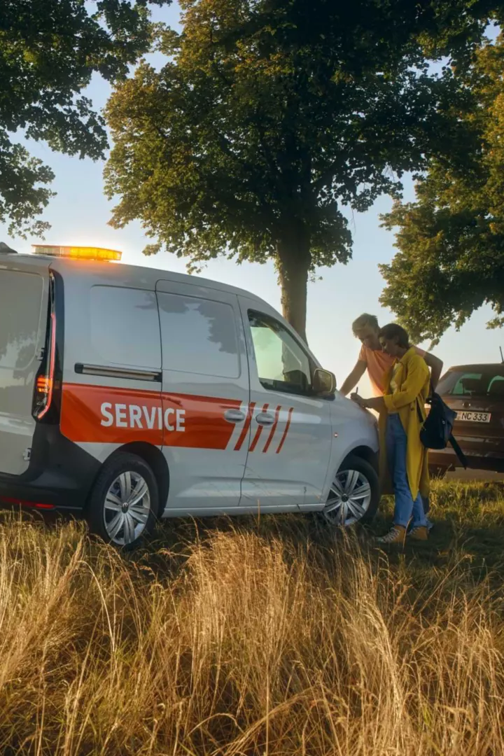 VW Caddy als Servicefahrzeug umgebaut parkt an Straßenrand