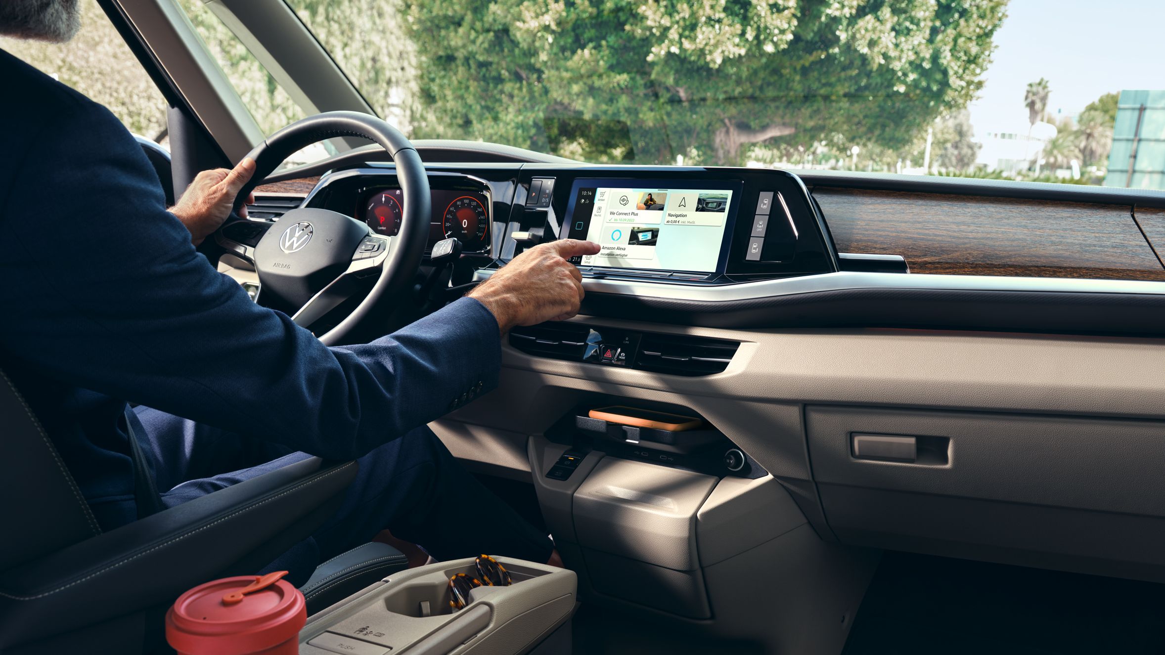 Ein Mann bedient das Digital Cockpit im neuen VW Multivan T7 2021 Style.