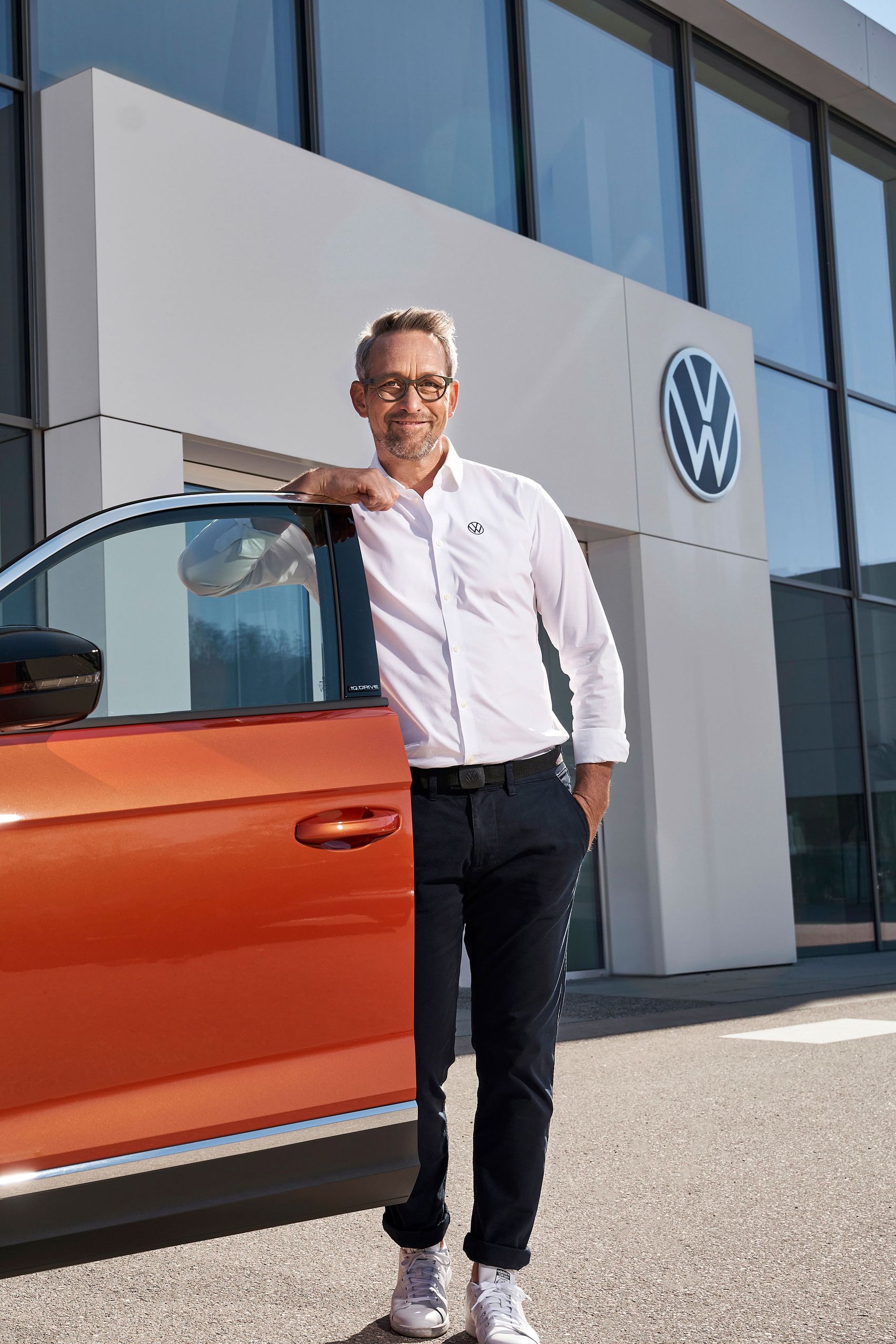 Ein Volkswagen Partner steht vor einem ID.3