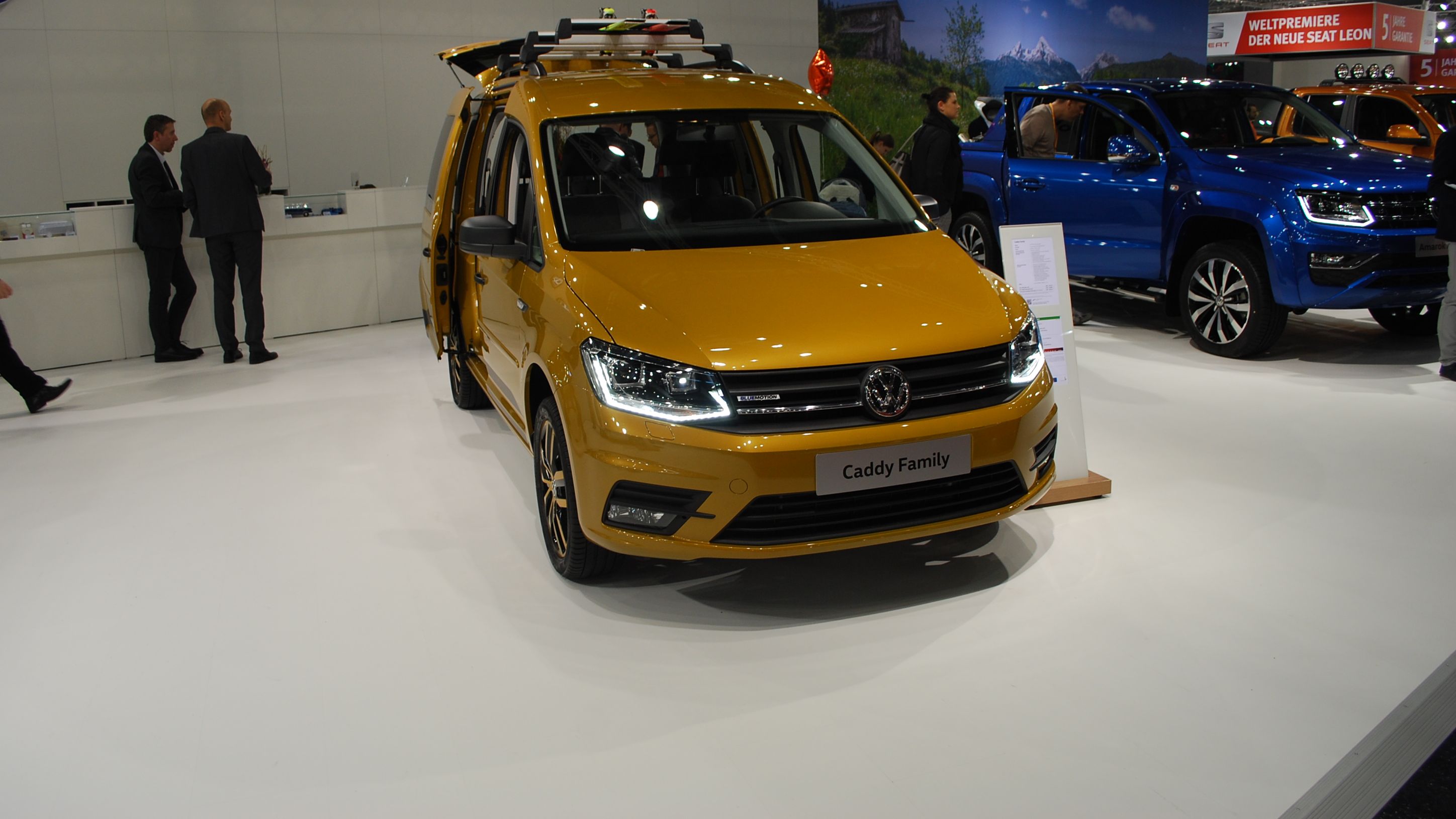 Volkswagen Caddy Family sandstorm yellow und Amarok Aventura