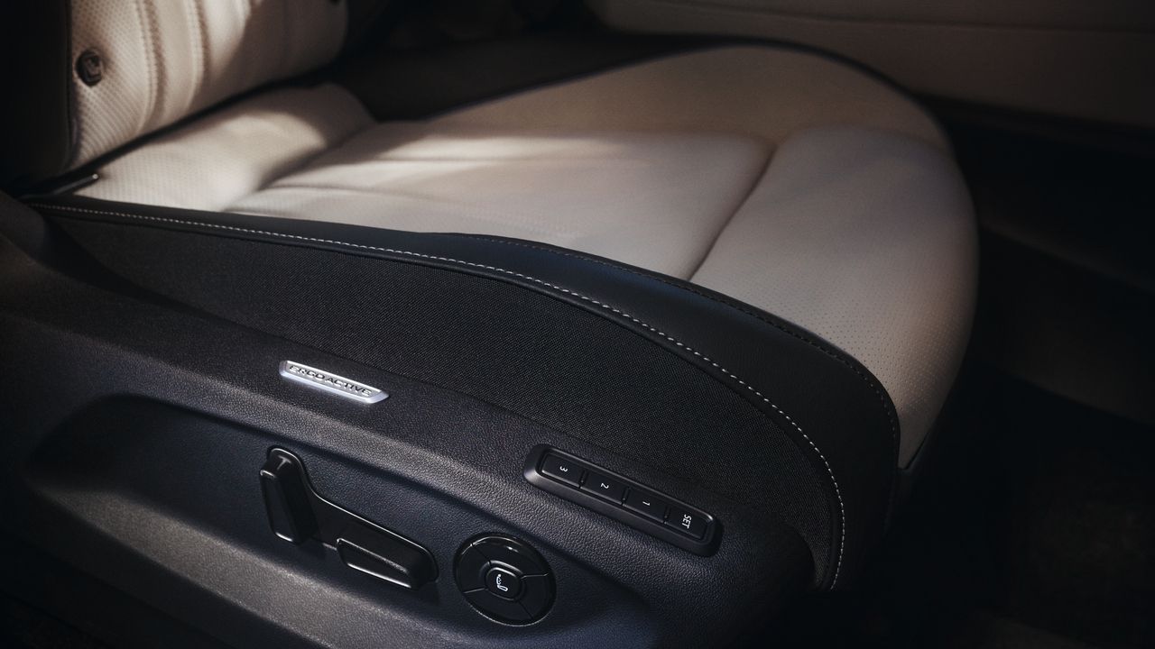 Ventilation am Fahrersitz des VW Tiguan sowie Schalteransicht zur elektrischen Sitzverstellung und Bedienung der Massagefunktion. 