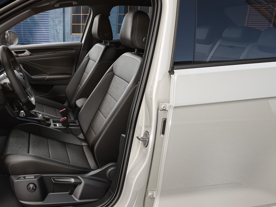 VW T-Roc Interieur, Blick durch offene Fahrertür ins Cockpit mit ergoActive-Sitz