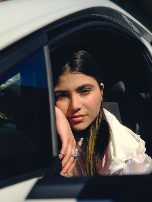 Eine junge Frau sitzt in einem weißen VW Golf GTE