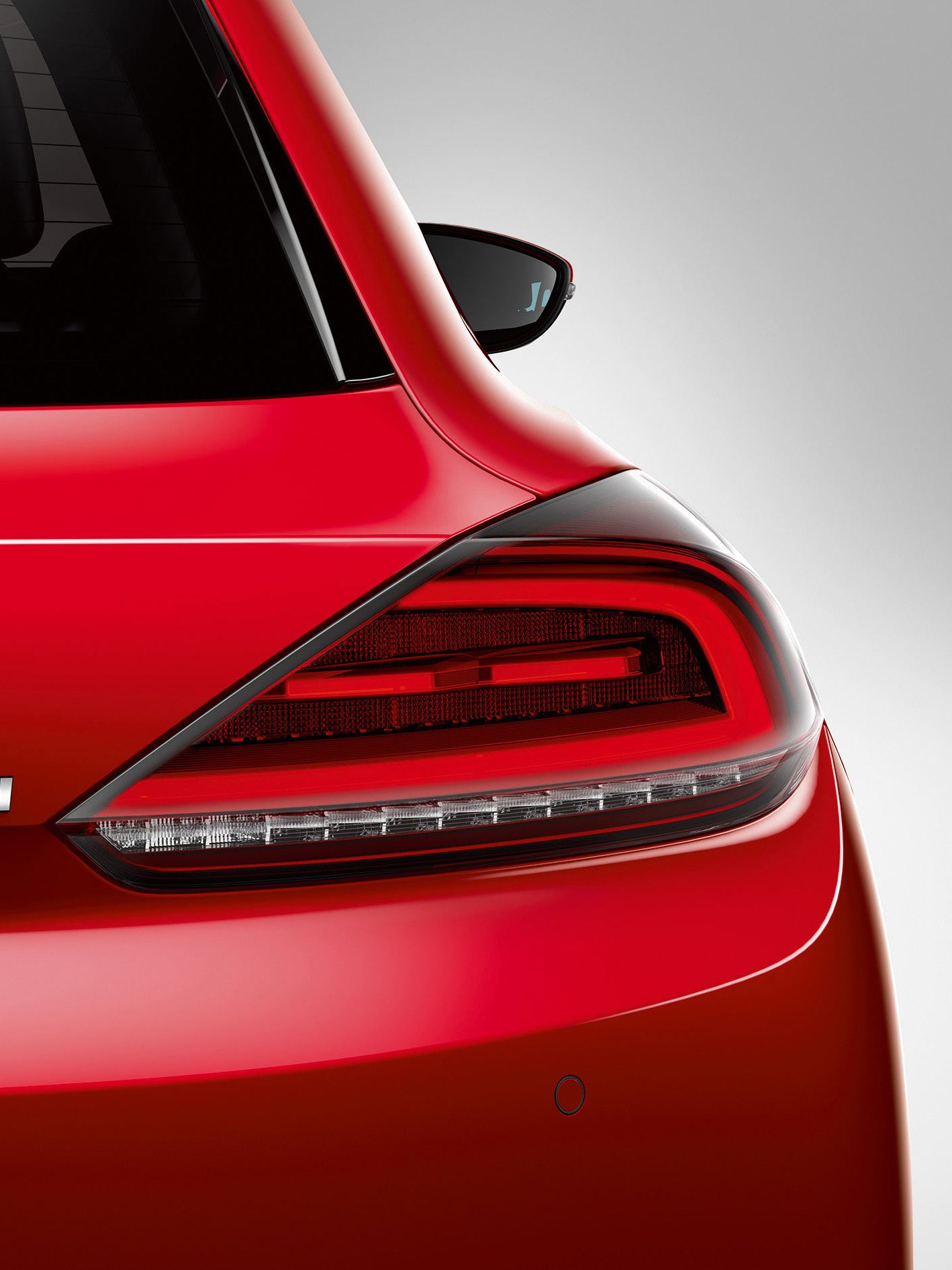 Roter VW Scirocco Heckansicht mit Licht im Detail
