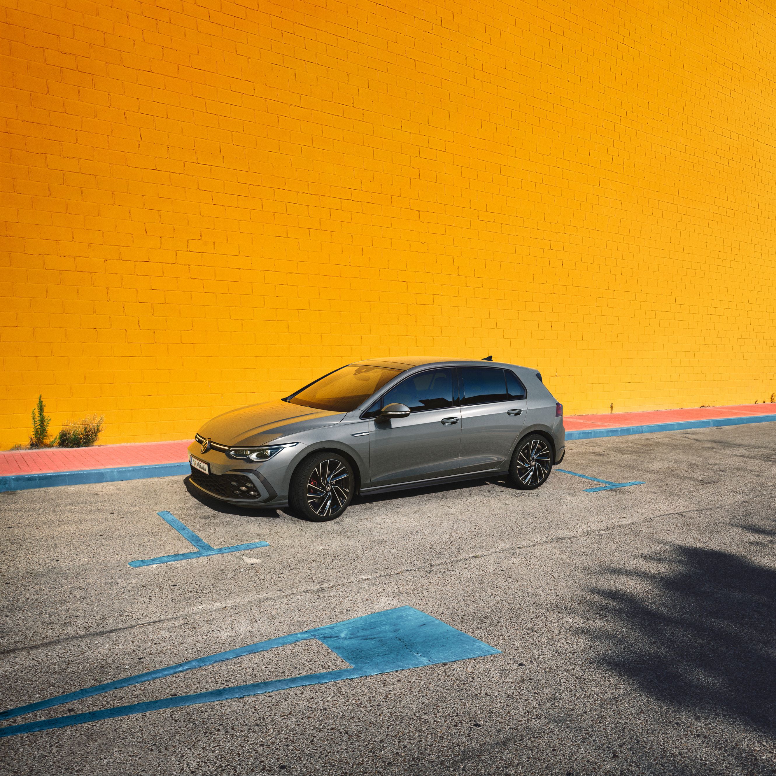 VW Golf GTD steht vor einer orangen Wand