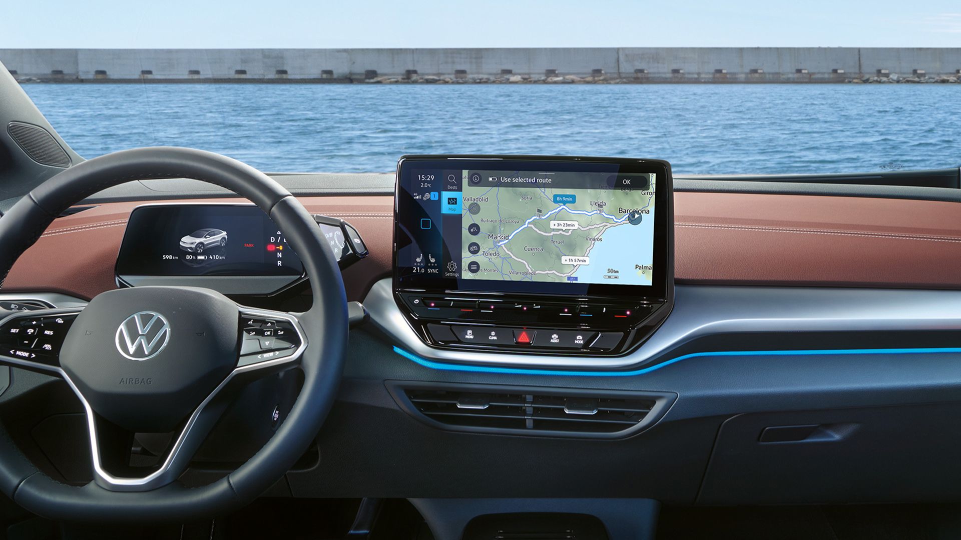 Digitales Cockpit des VW ID.5, Blick auf das Lenkrad und den Touchsreen, auf dem Display sieht man die Navigationskarte