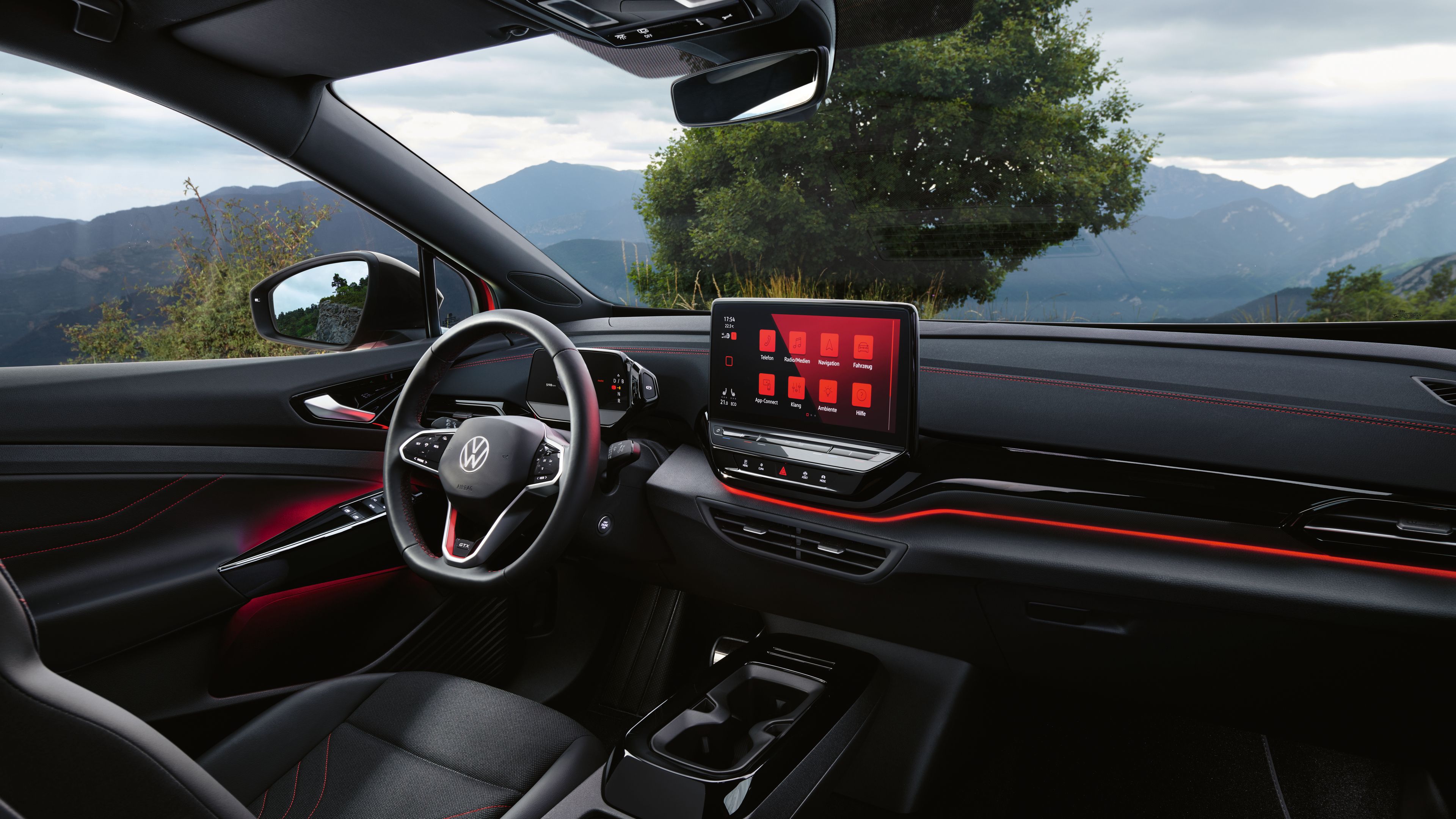 Innenraum von einem roten VW ID.5 GTX. Blick auf Lenkrad, Display, Sitze und Armaturen.