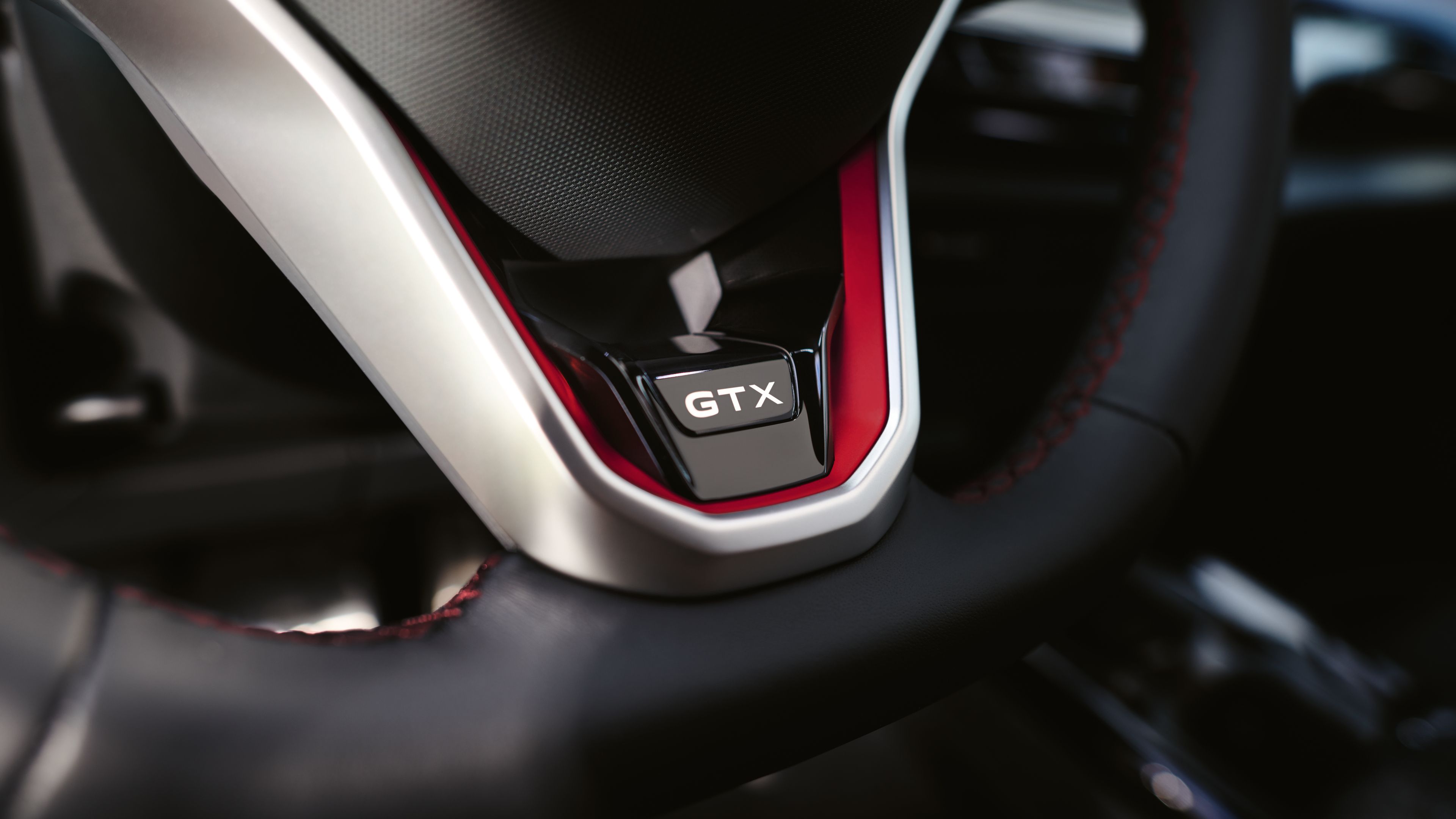 GTX-Logo am Lenkrad eines roten VW ID.5 GTX.