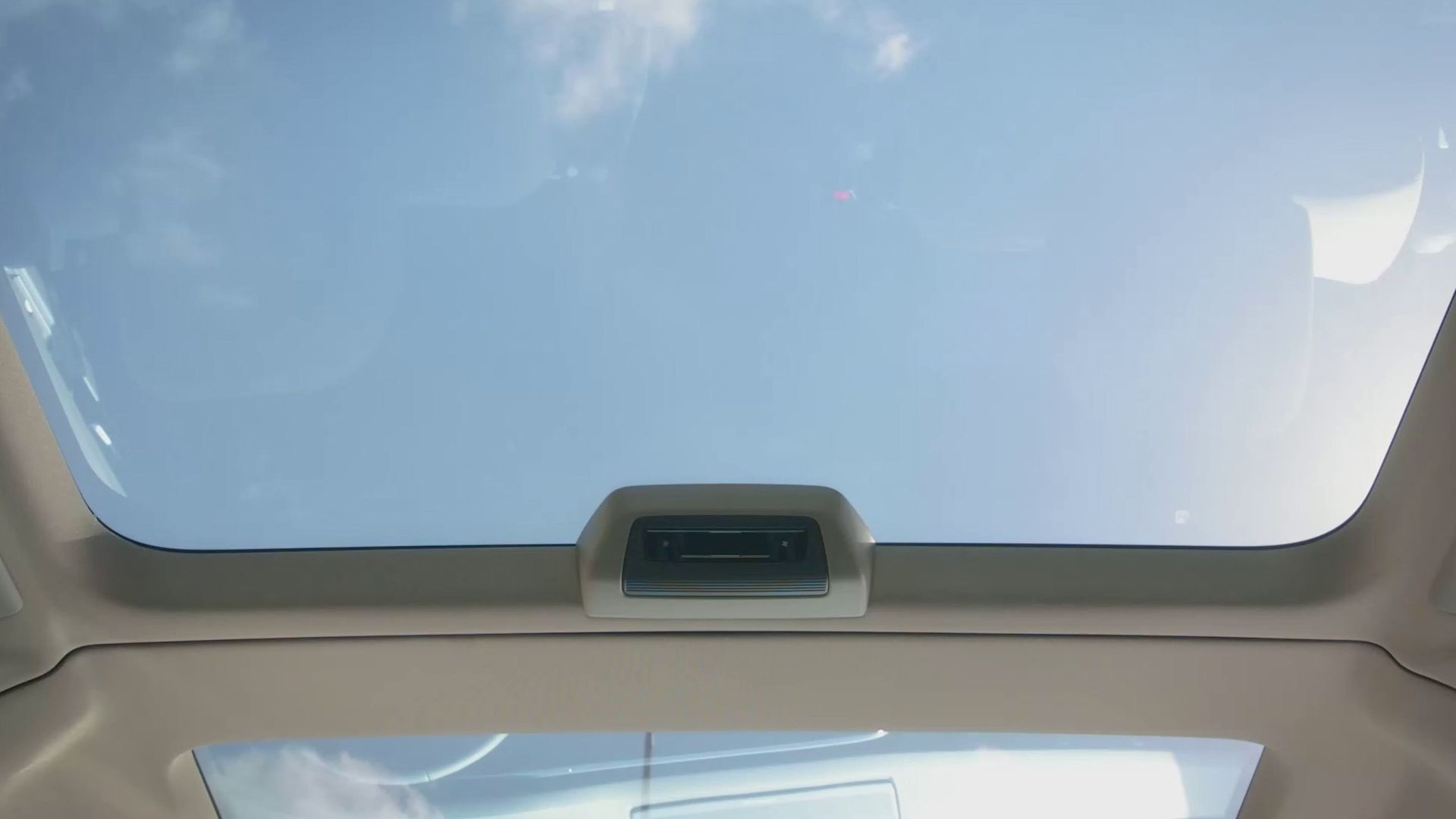 Ausblick durch das Panoramaglasdach des neuen VW T7 Multivan