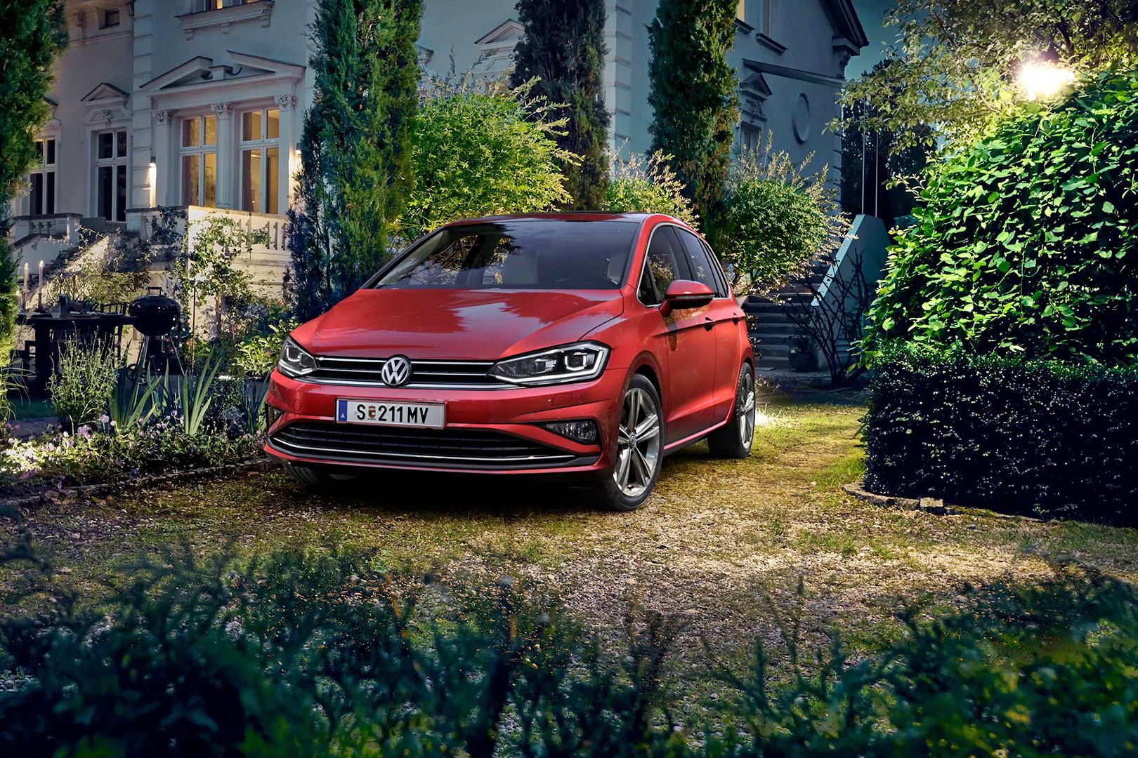 VW Golf Sportsvan Exterieur Frontansicht im Garten