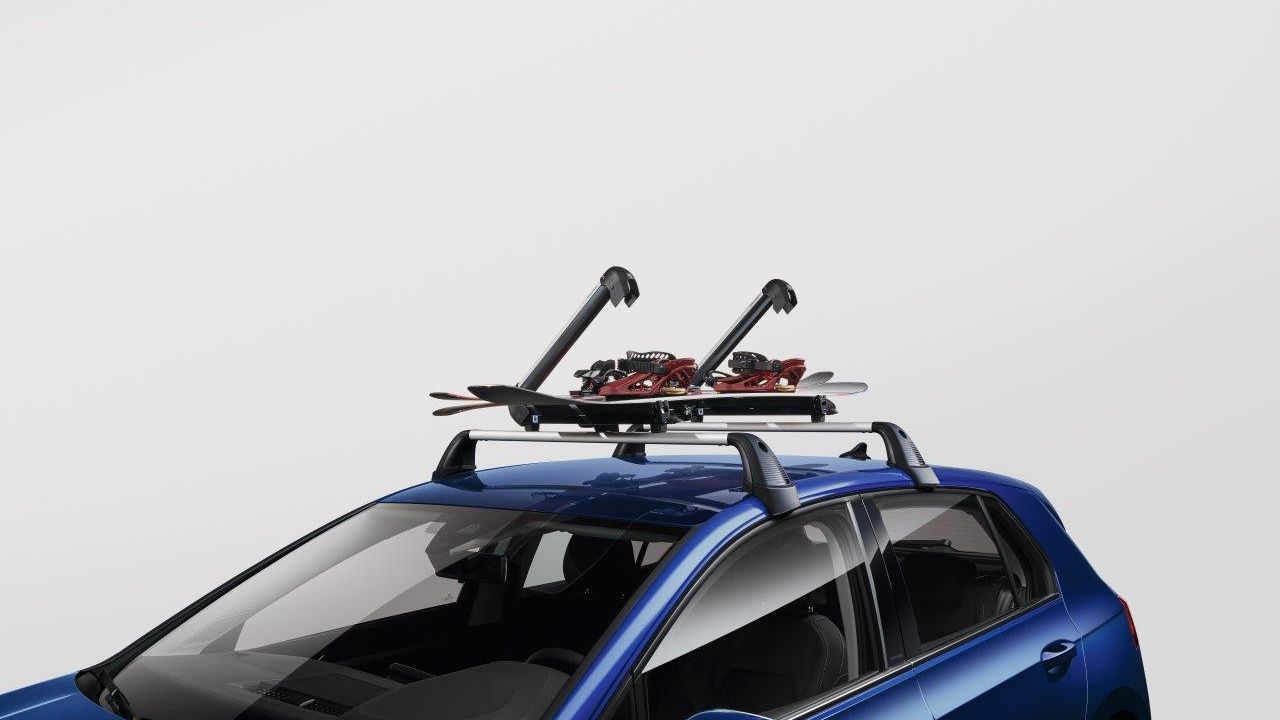 Ein Volkswagen mit Ski- und Snowboardhalter am Dach 