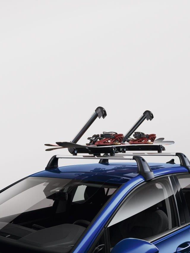 Ein Volkswagen mit Ski- und Snowboardhalter am Dach 