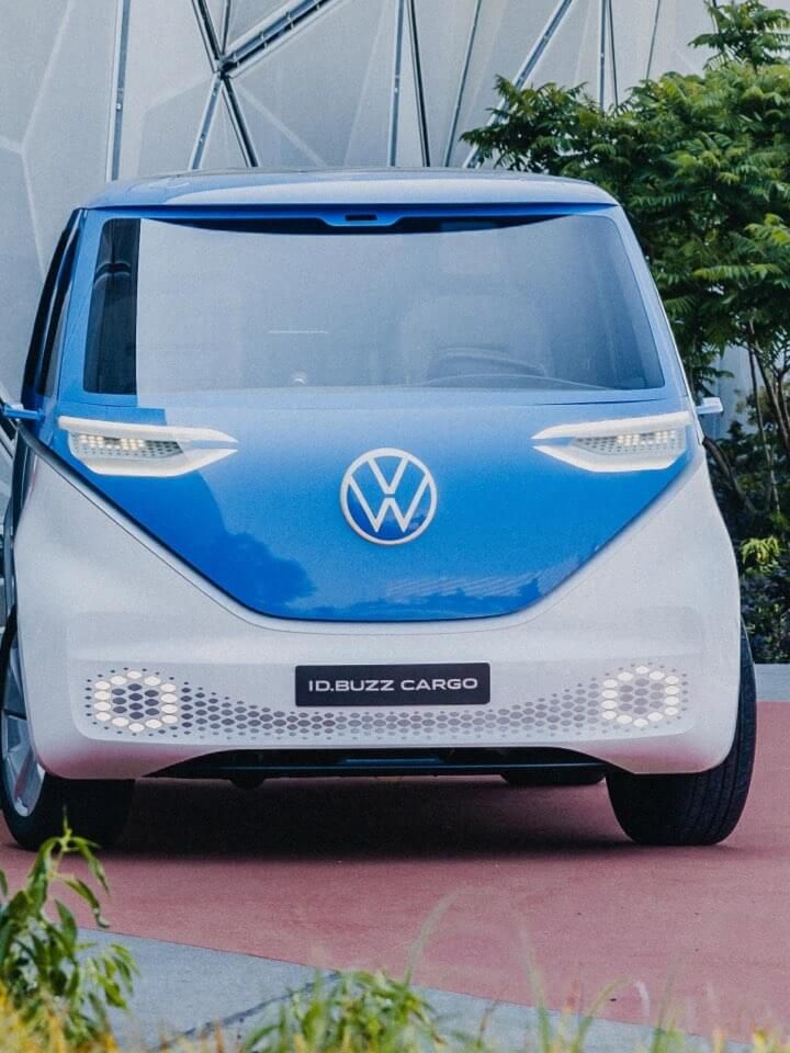 VW ID. Buzz in blau weiß im Freien