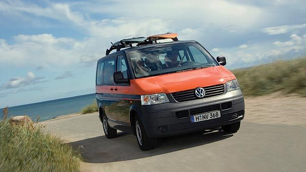 Volkswagen Multivan Beach in Fahrt auf einem Strandweg