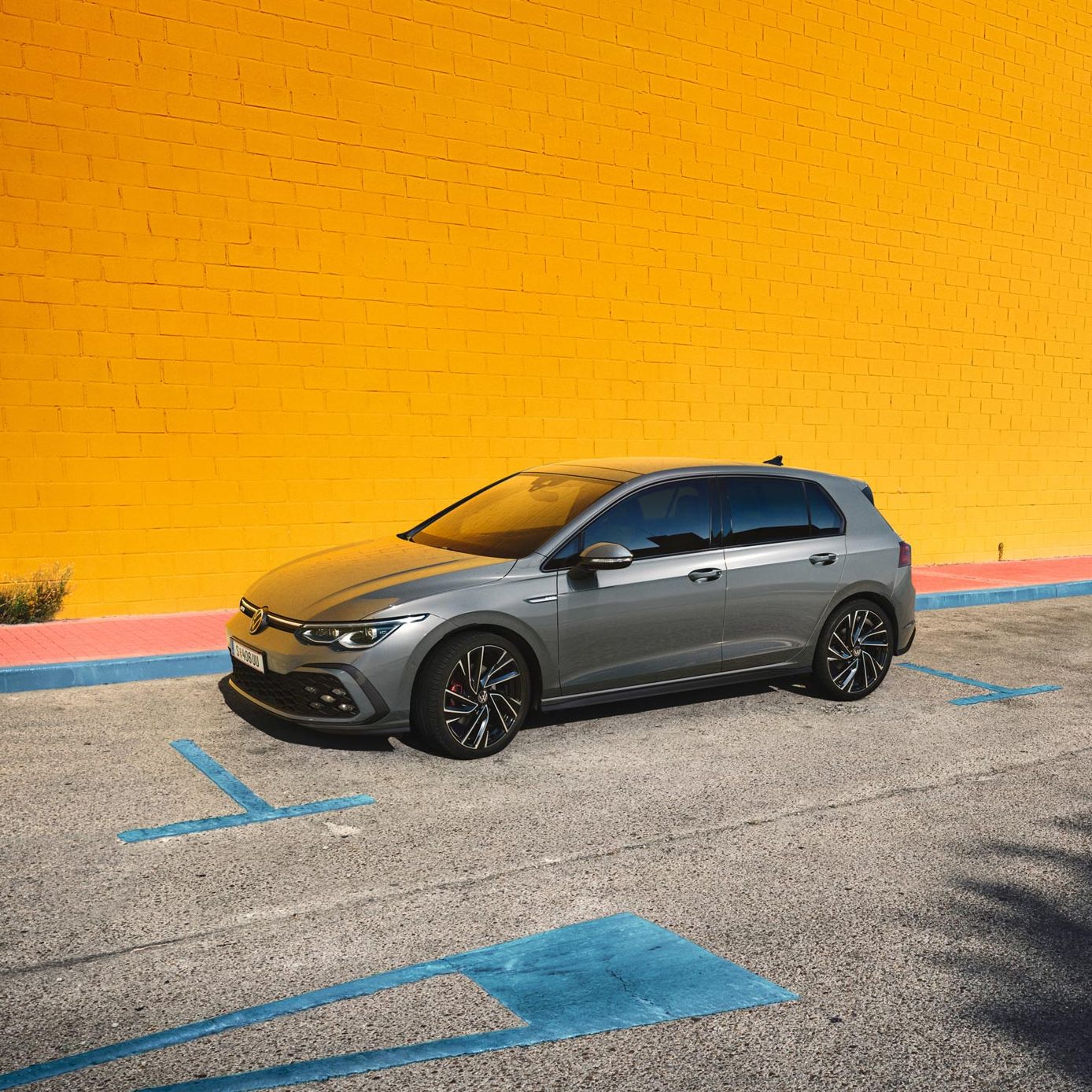 VW Golf GTD Seitenansicht, steht auf einem Parkplatz