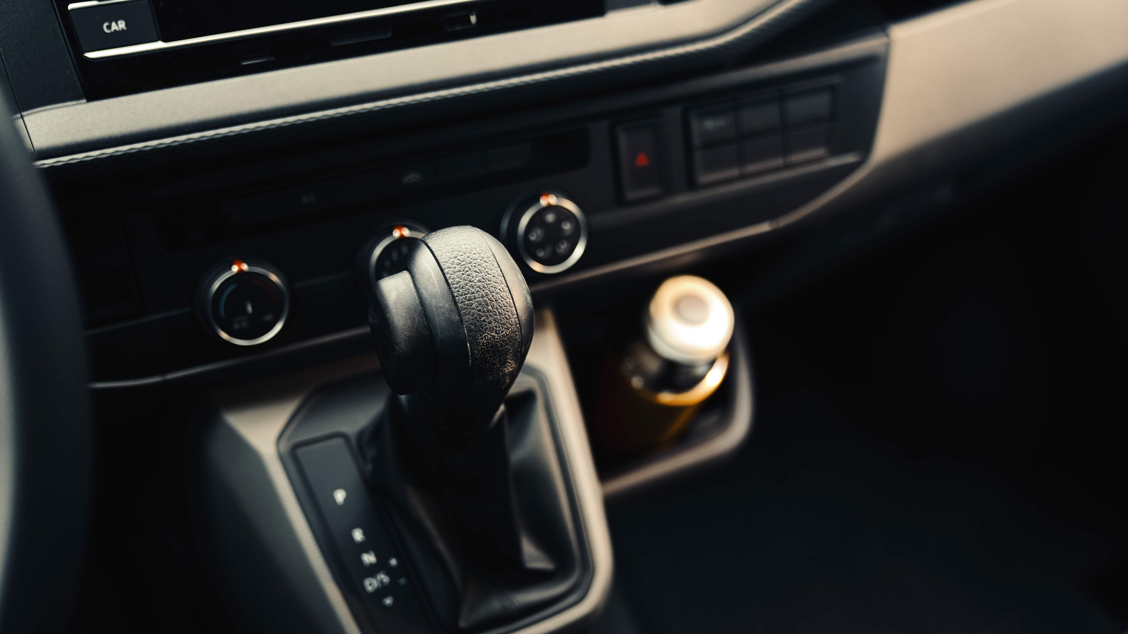 VW Transporter 6.1 Pritschenwagen Doppelkupplungsgetriebe mit Klimaanlage und Trinkflasche im Hintergrund