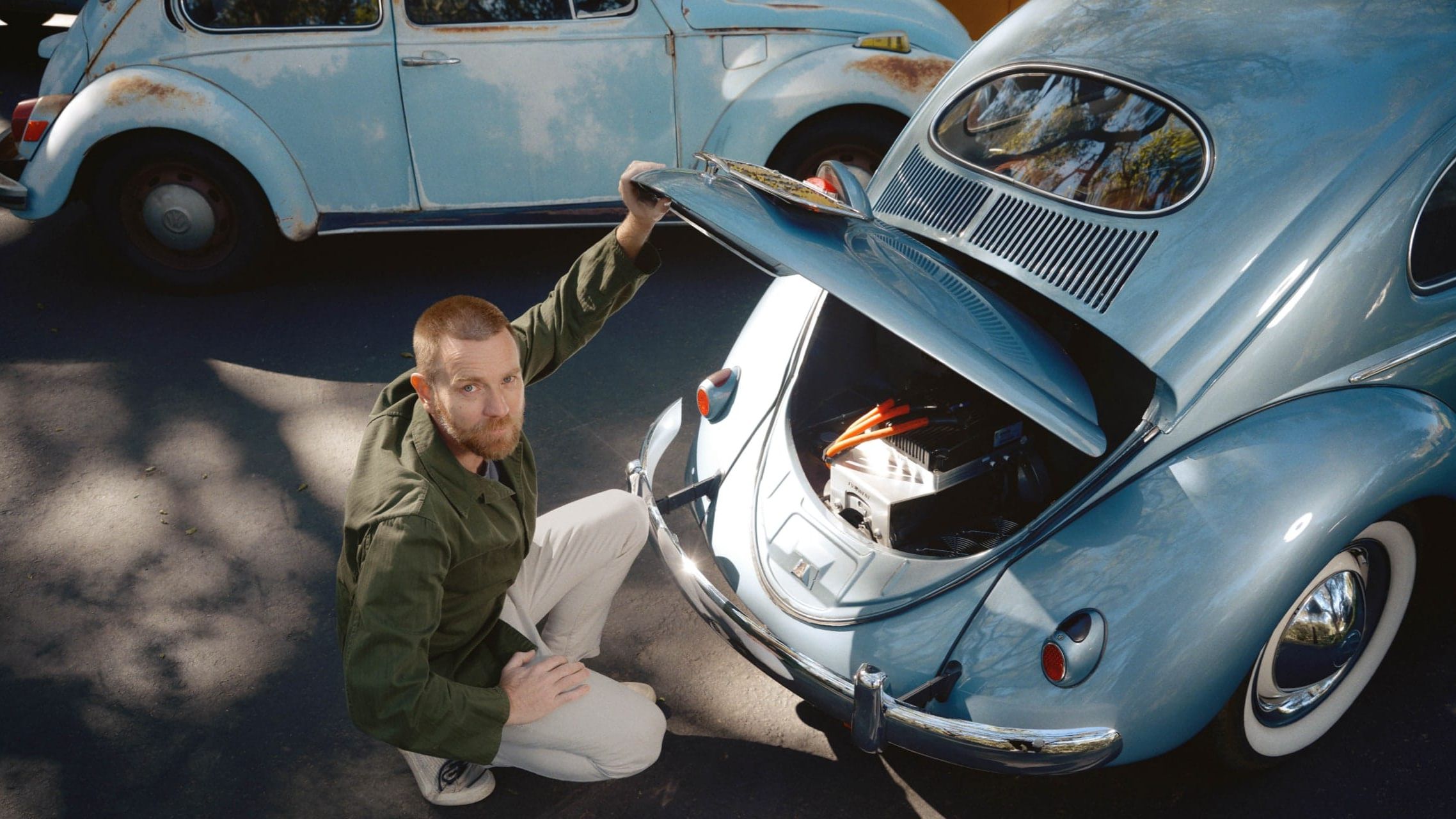 Ewan McGregor vor der geöffneten Heckklappe eines VW Käfer